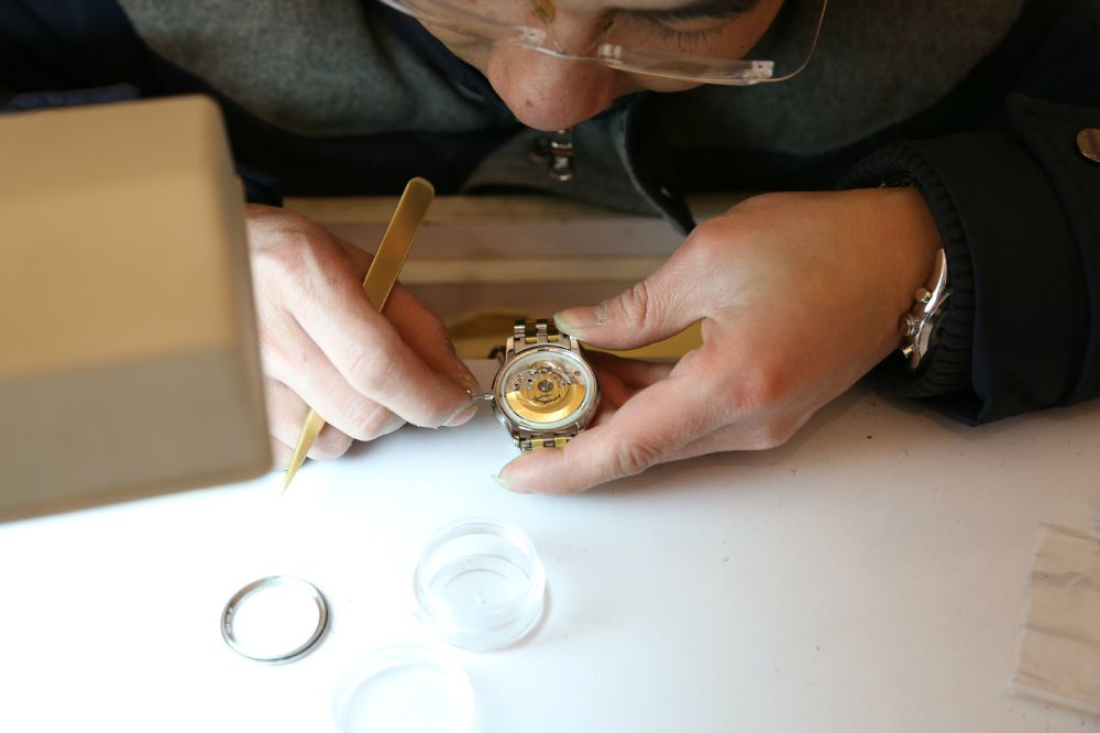 罗杰杜彼手表维修保养中心在哪（怎样解决罗杰杜彼手表的表壳故障）